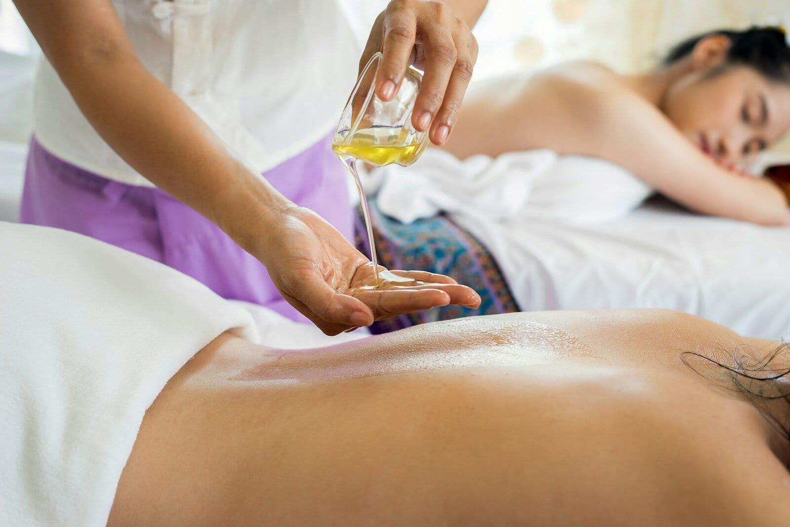 Therapist pouring warm aromatherapy oil during a back massage at Galaxy Massage Spa in Sector 28, Chakkarpur, Gurugram